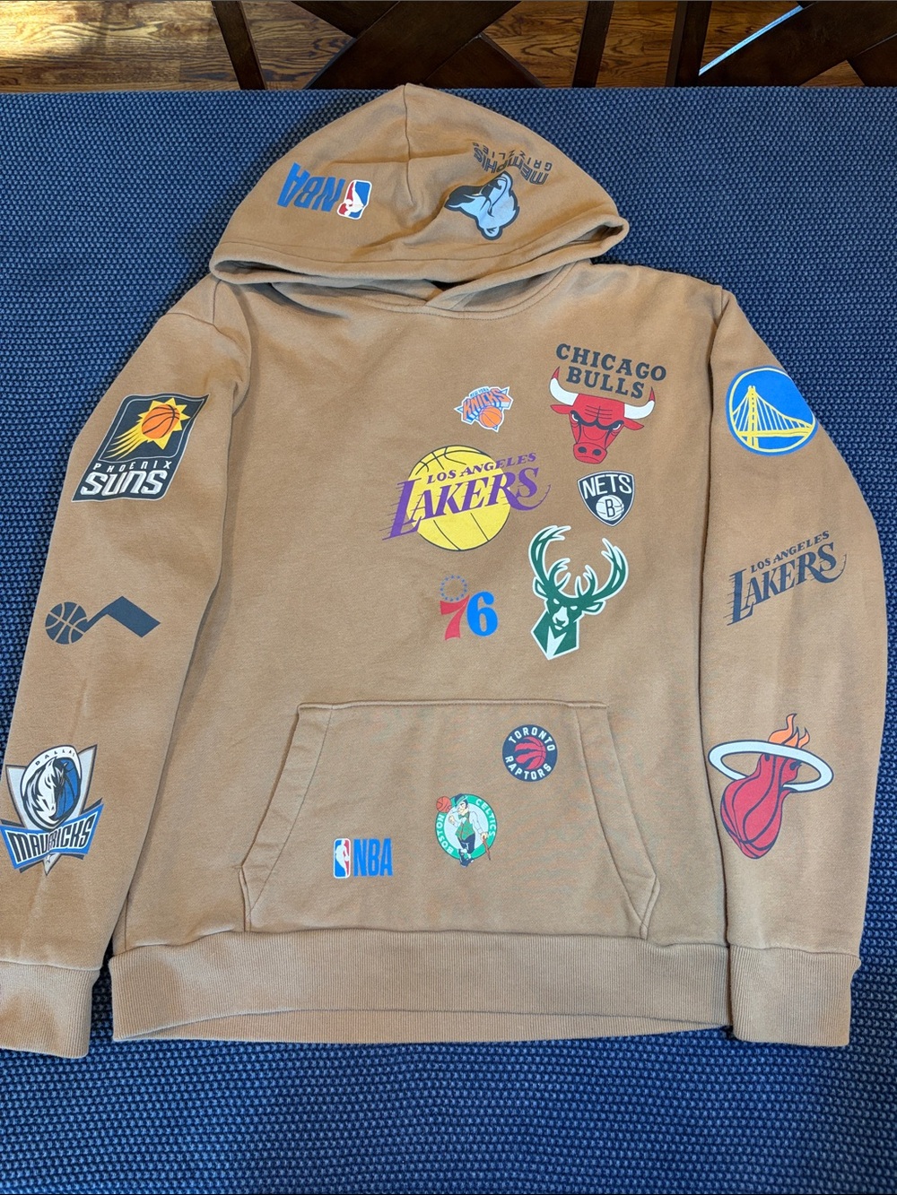 Hollister Tan NBA basketball Logo Hoodie- medium- Knicks bulls lakers Celtics